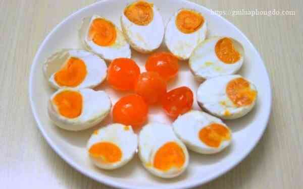 trứng muối bao nhiêu calo, hột vịt muối bao nhiêu calo, trứng vịt muối bao nhiêu calo, lòng đỏ trứng muối bao nhiêu calo, ăn trứng muối có giảm cân không, ăn trứng muối có mập không, 1 quả trứng muối bao nhiêu calo