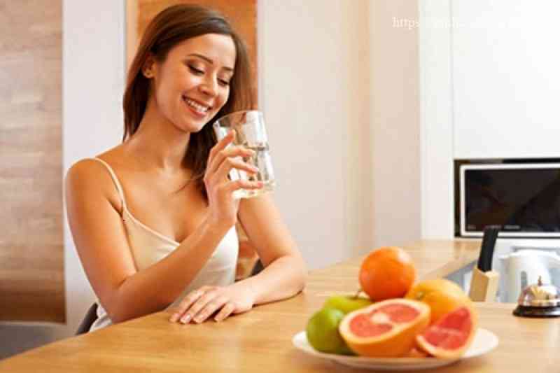 Uống nước trước khi ăn 30 phút là phương pháp lấy đầy dạ dày giúp giảm cân tốt