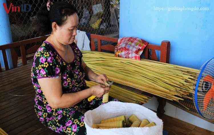 Lá dừa nước là nguyên liệu gói bánh quen thuộc ở miền Tây