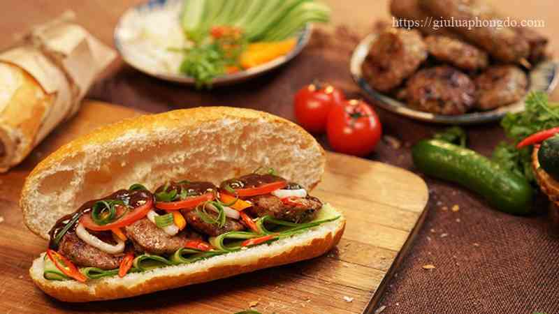 Bánh mì thịt chứa khoảng 380 - 400 calo