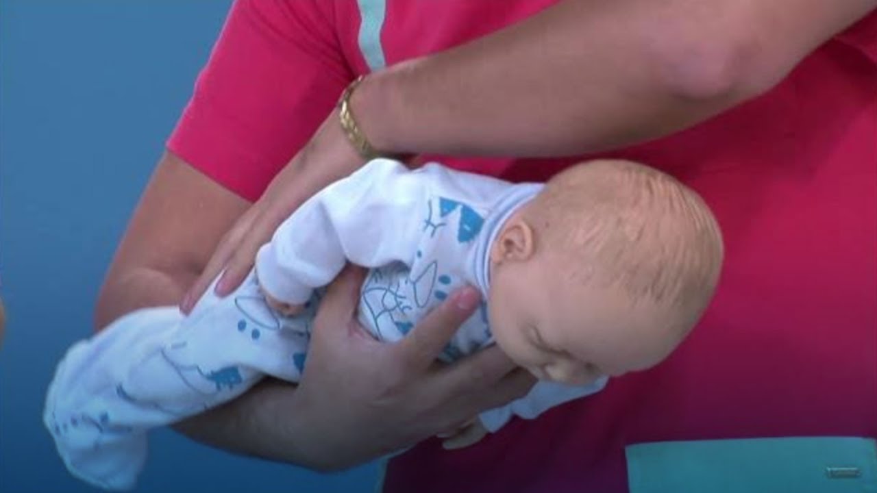 Descubre la video fisioterapeuta con bebe en el bolsillo